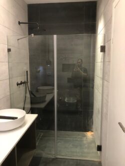 מקלחון חזית קבוע ודלת עם צירים גרפיט זכוכית 8 מ"מ